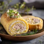 **⭐ Roulé salé au thon & œufs - Recette facile et délicieuse 🧀 Ingrédients Pour la génoise salée : 4 œufs 80 g de farine 1 pincée de sel Pour la garniture : 1 boîte de thon nature (140 g égoutté) 150 g de fromage frais (type St Môret ou Philadelphia) 1 c. à soupe de mayonnaise 1 c. à soupe de jus de citron 1 c. à soupe de ciboulette ciselée Sel, poivre (optionnel) un peu de maïs pour le croquant Pour la déco : Ciboulette ciselée Biscuits salés écrasés (type Tuc) Œufs durs coupés en rondelles 👩 🍳 Préparation (résumé) 1. Préparer la génoise salée Préchauffer le four à 180°C. Séparer les blancs des jaunes. Monter les blancs en neige avec une pincée de sel. Ajouter délicatement les jaunes puis la farine tamisée. Étaler la pâte sur une plaque recouverte de papier cuisson. Cuire 8 à 10 minutes. Enrouler dans un torchon propre pour garder la souplesse. 2. Préparer la farce Mélanger le thon égoutté + fromage frais + mayo. Ajouter citron, ciboulette, sel, poivre. Mélanger jusqu’à une crème homogène. 3. Montage Dérouler la génoise. Tartiner uniformément la crème au thon. Rouler bien serré. Filmer et laisser reposer 1 h au frigo pour figer. 4. Finition Saupoudrer de miettes de biscuits salés + ciboulette Servir avec des rondelles d’œufs durs comme sur la photo** - Image #4 <@973631140374130748>